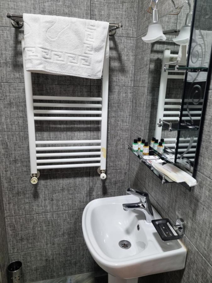 Mahali Hotel Batoemi Buitenkant foto