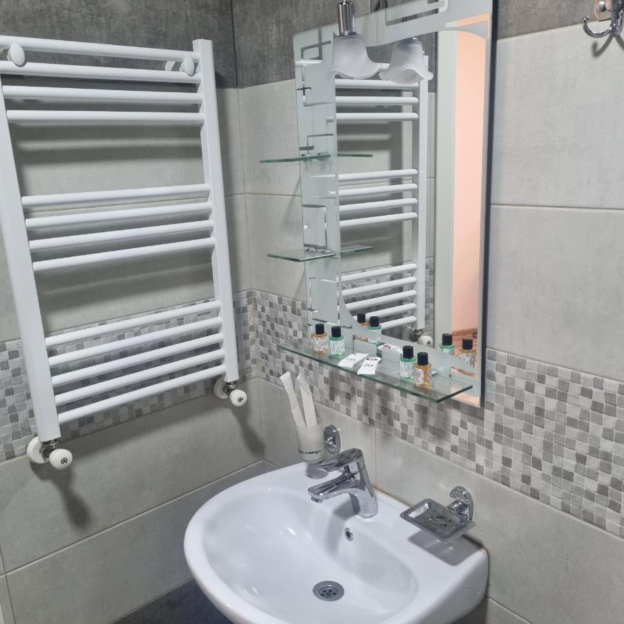 Mahali Hotel Batoemi Buitenkant foto
