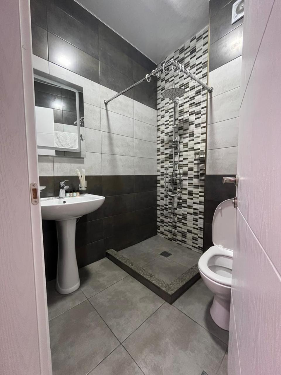 Mahali Hotel Batoemi Buitenkant foto