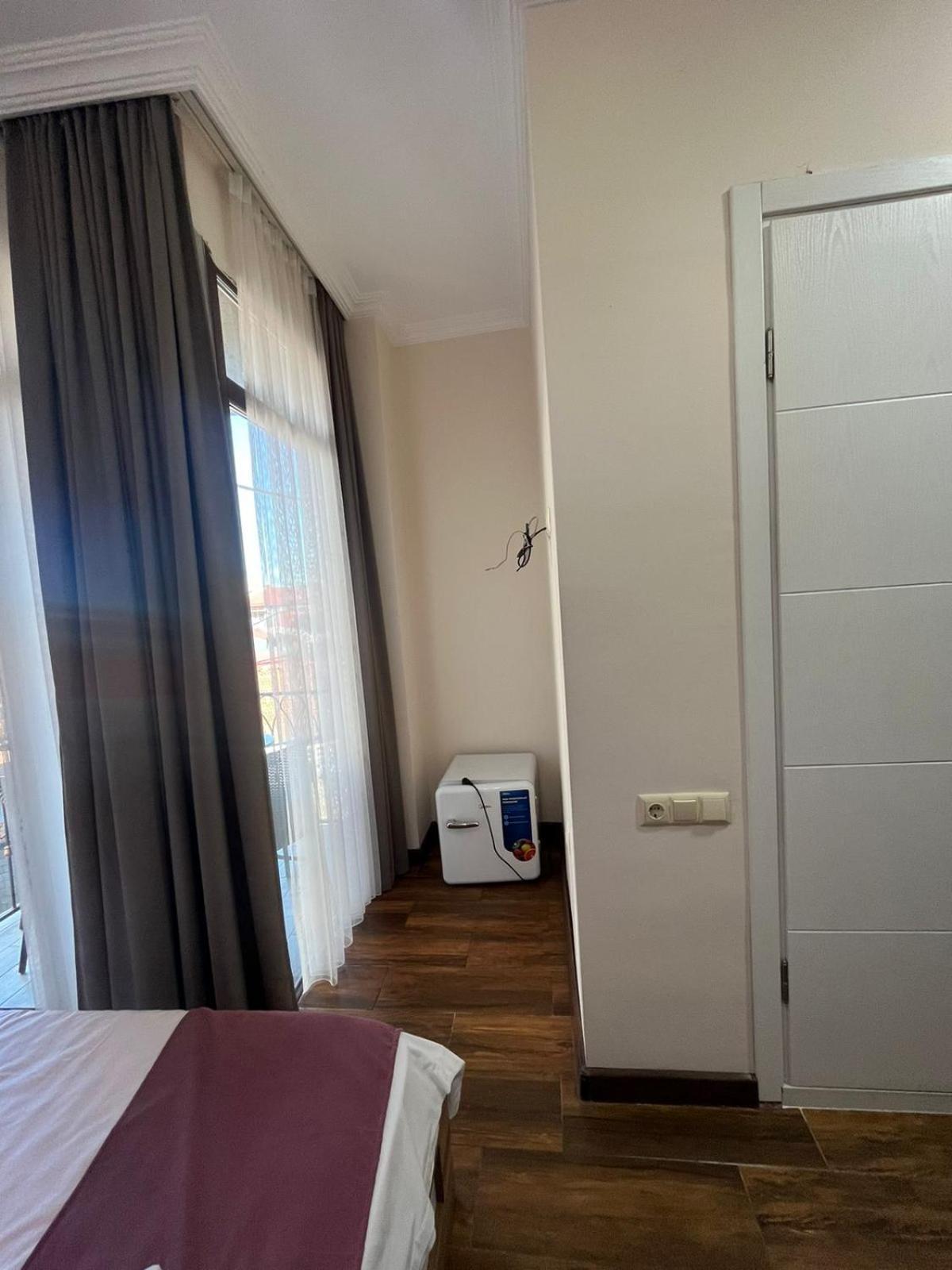 Mahali Hotel Batoemi Buitenkant foto