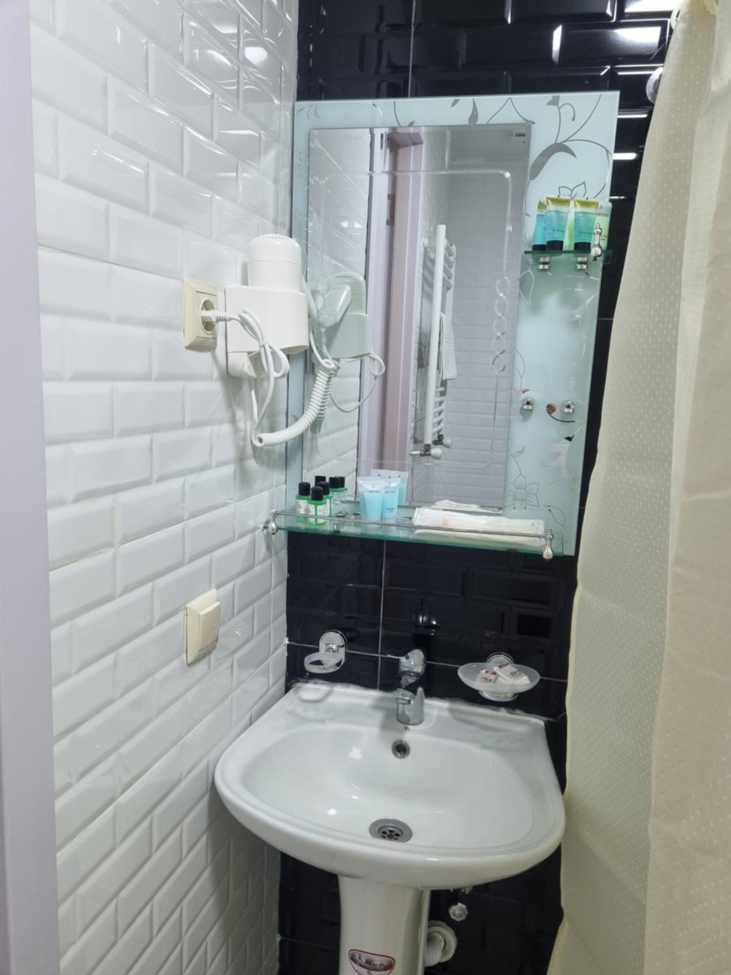 Mahali Hotel Batoemi Buitenkant foto