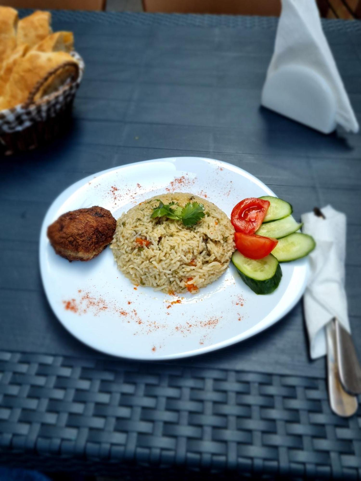 Mahali Hotel Batoemi Buitenkant foto