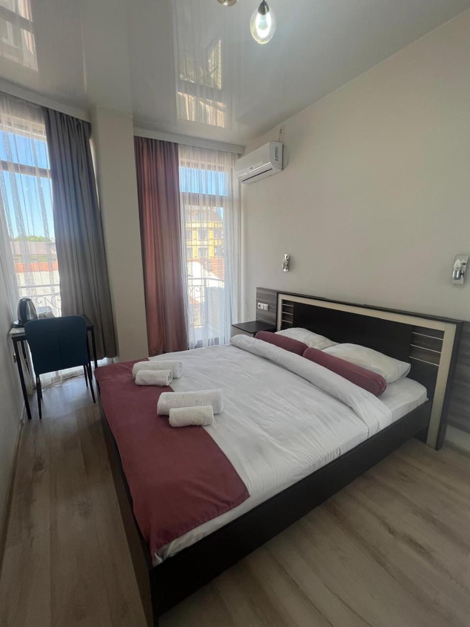 Mahali Hotel Batoemi Buitenkant foto