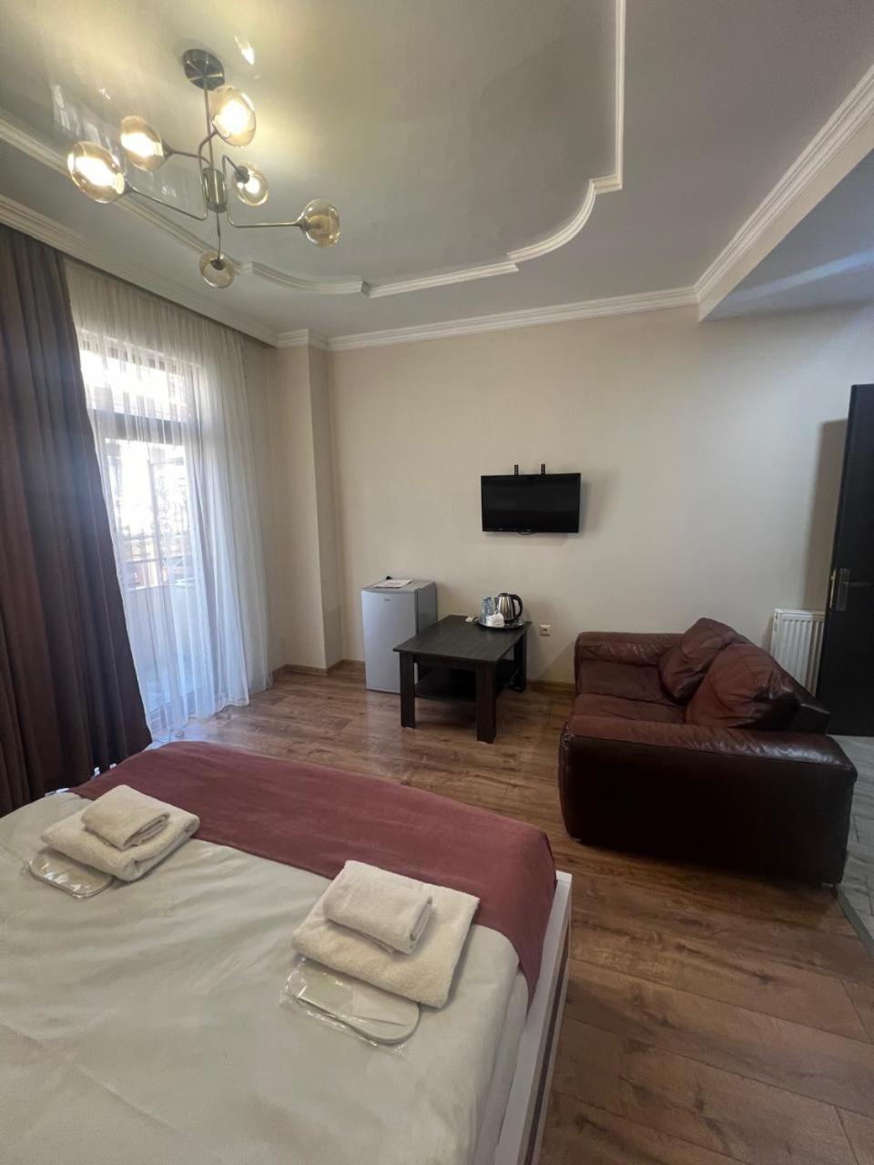 Mahali Hotel Batoemi Buitenkant foto