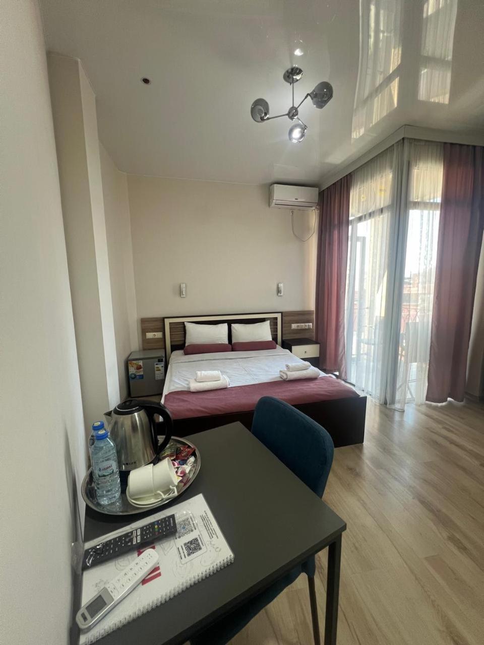 Mahali Hotel Batoemi Buitenkant foto