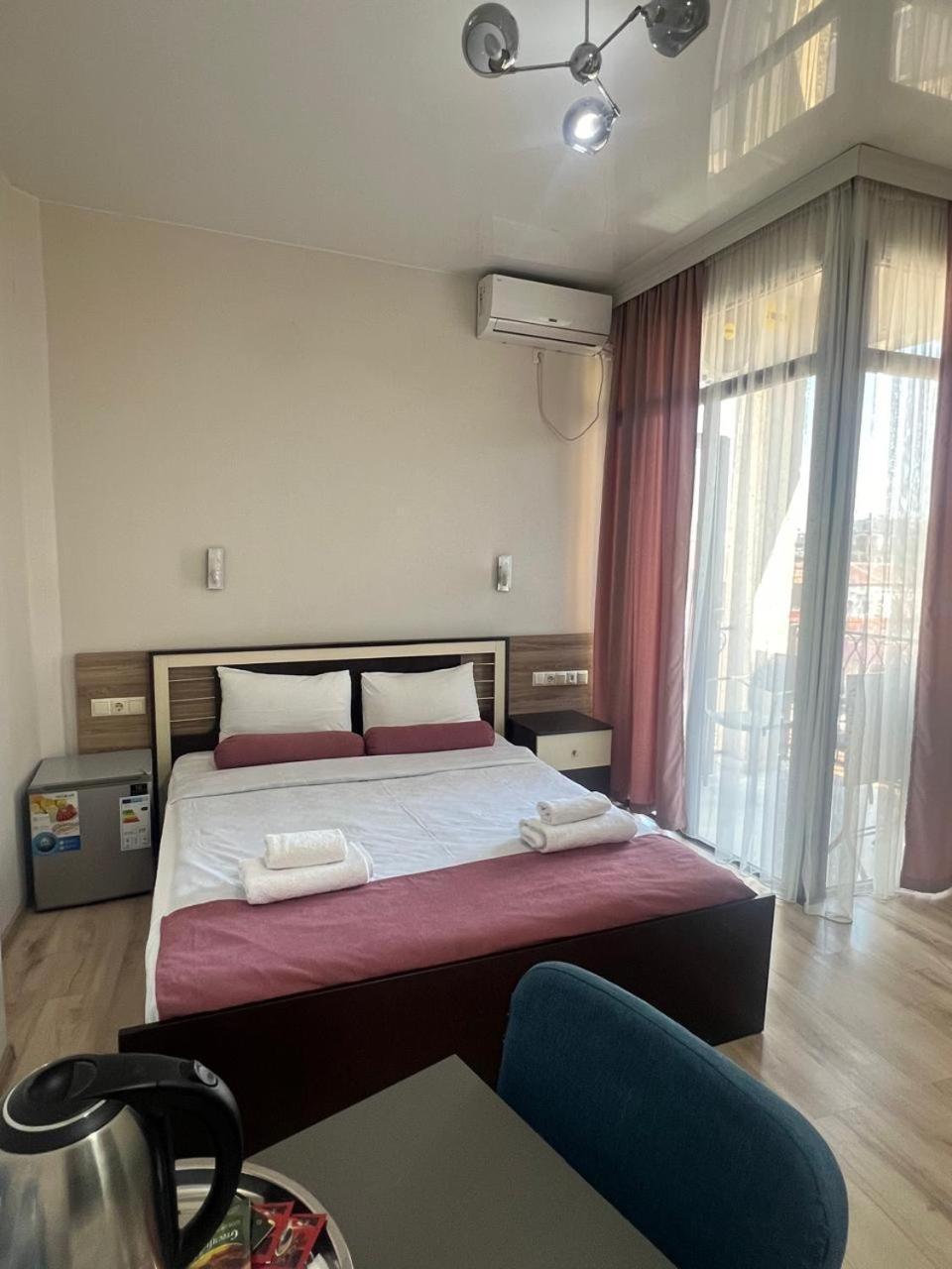 Mahali Hotel Batoemi Buitenkant foto